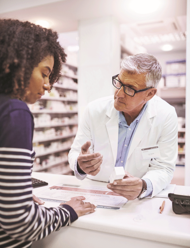 Un pharmacien conseille un complément alimentaire à une femme