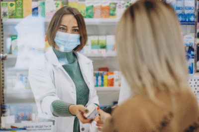 une pharmacienne vend un complément alimentaire
